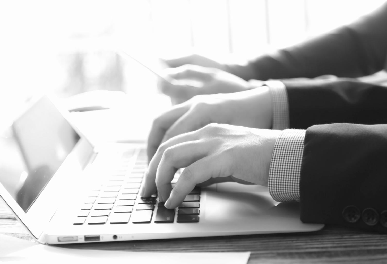 Estudiantes trabajando en ejercicios prácticos de presupuesto familiar