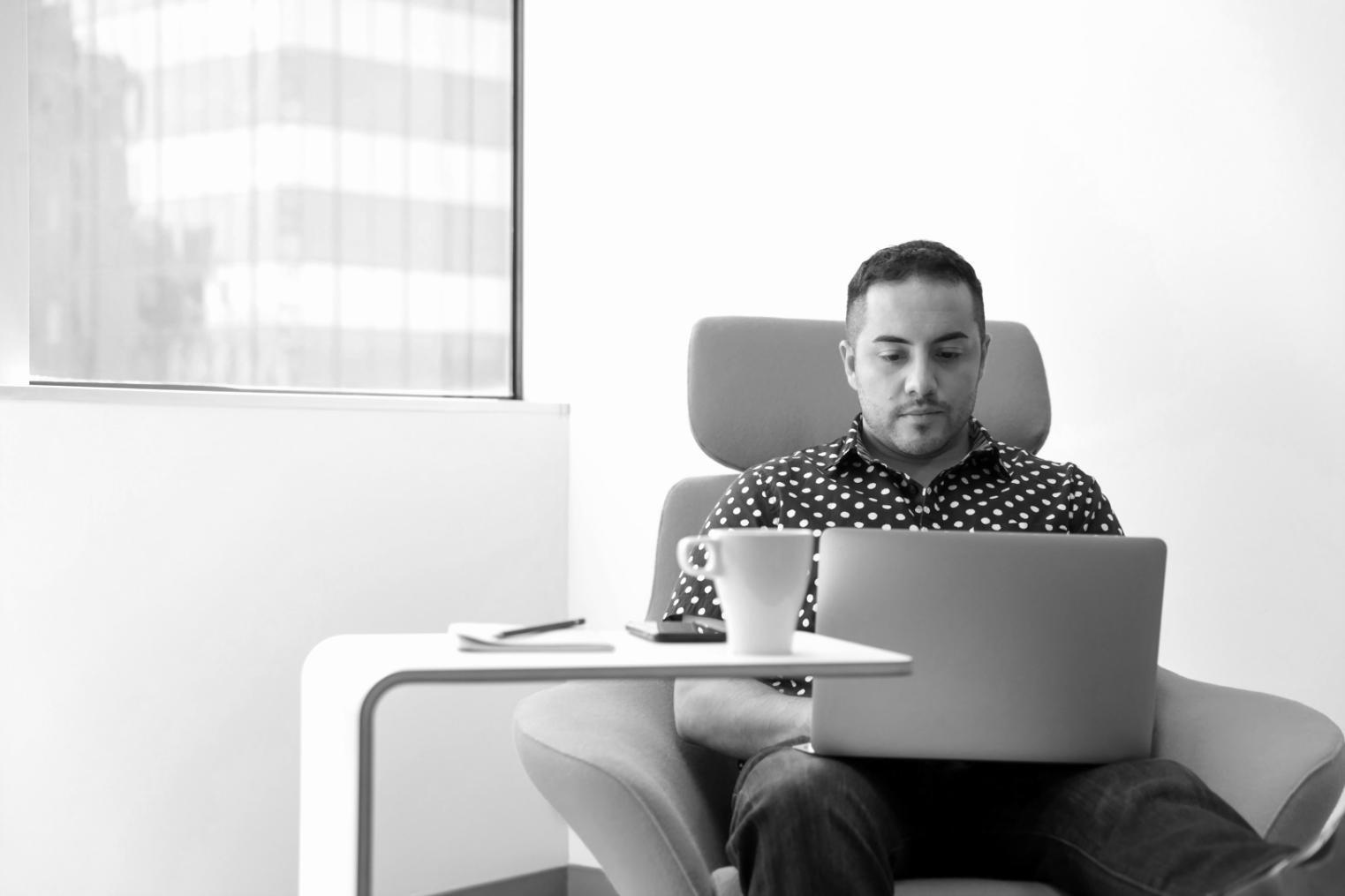 Participante del programa de educación financiera trabajando en ejercicios prácticos