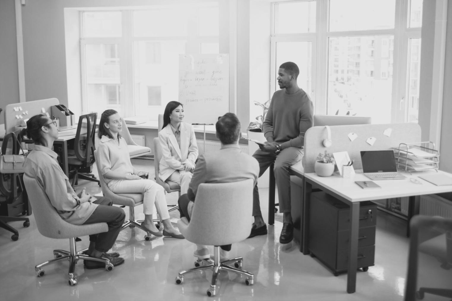 Estudiantes revisando materiales financieros en sesión de estudio