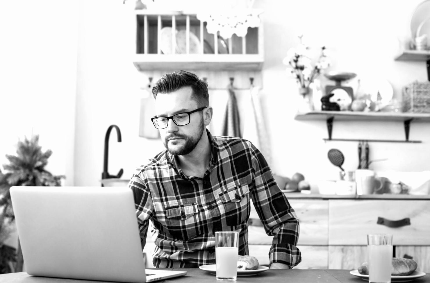 Estudiantes trabajando en análisis financiero con datos reales y herramientas prácticas